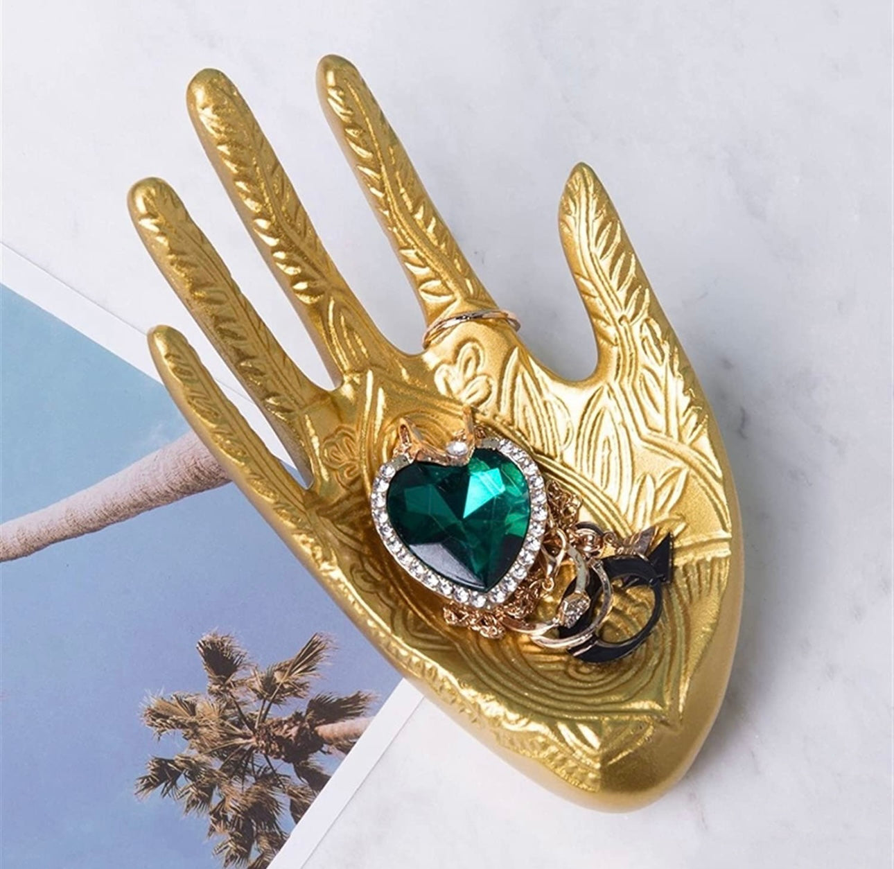 Artistry in Hand: Sculptural Jewelry Decor