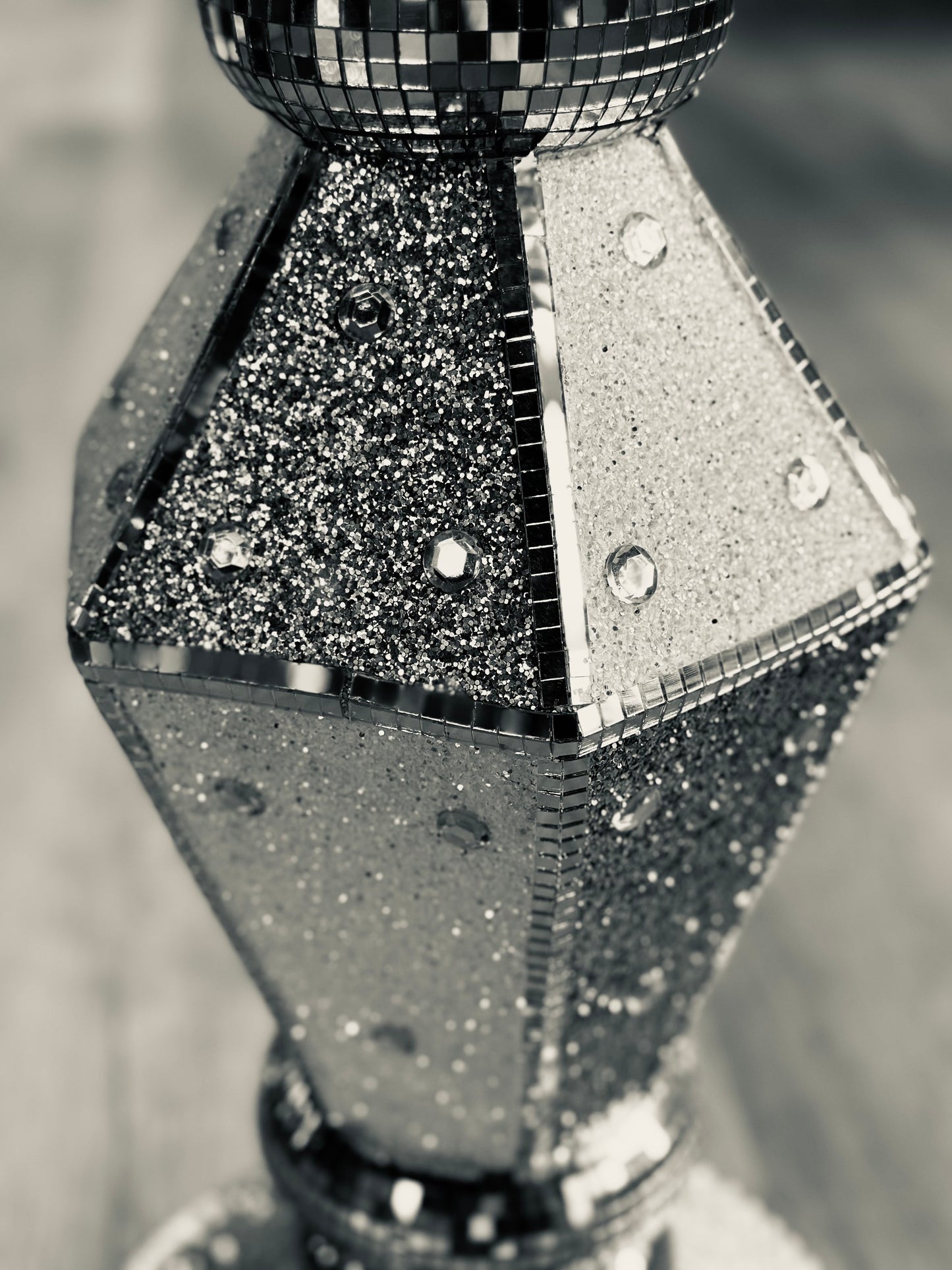 ‘Kleo’ -Circular Diamanté Feature Stand